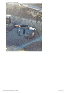 Fotografi av et avløpsanlegg (tanker og grøft) som er installert i bakken.