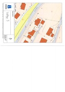 Situasjonsplan som viser tomt, bygninger, veier og vannløp.