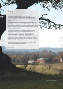 Fotografi av et landskap med en tekstboks (forord) overlagt. Bildet er merket 'Foto: Honorata Gajda'.