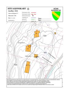 Situasjonskart som viser eiendomsgranser, tomtetilliggende arealer, vannledninger og avløpsrør.