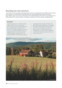 Fotografi av en rød bondegård med hvit uthus i et grønt landskap med fjell i bakgrunnen.