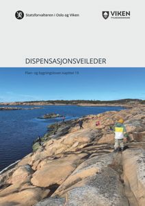 Et fotografi som viser en kystlinje med klipper og vann, med personer som står på klippene. Bildet er brukt som illustrasjon på forsiden av en veileder.