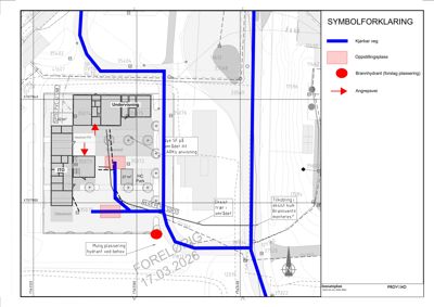 Situasjonsplan som viser bygningens plassering i forhold til omgivelsene, inkludert veier (kjørbar vei, angrepsvei), oppstillingsplasser og brannhydranter.