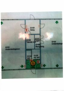 Etasjeplan som viser romfordeling, dører og funksjoner (gang, undervisningsrom, WC) i et bygg.