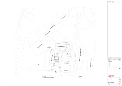 Situasjonsplan som viser tomtens grenser, omgivende veier (Tromsøvegen), nabobebyggelse og plassering av bygninger med tilhørende arealer.