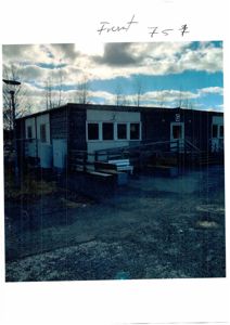 Fotografi av en eksisterende bygning sett fra fronten, med håndskrevet notat 'Front' øverst.