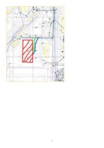Situasjonsplan som viser et tomt med omgivende infrastruktur, der en ny bygning er markert med rødt og en vei med grønt.