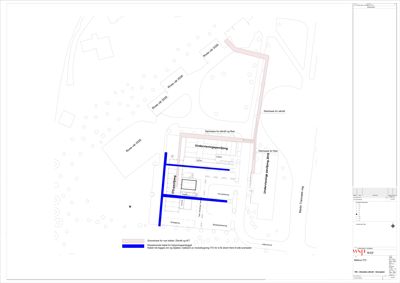 Situasjonsplan som viser tomtens grenser, eksisterende og planlagt bebyggelse (blått og rosa), samt tilknyttet infrastruktur som veier og parkeringsplasser.