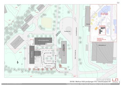 Situasjonsplan som viser tomtens beliggenhet, omgivende infrastruktur (veier, parkering), eksisterende og planlagte bygninger (Melhus VGS paviljonger, Melhushallen sør), samt terrengforhold (høydekurver) og vegetasjon.