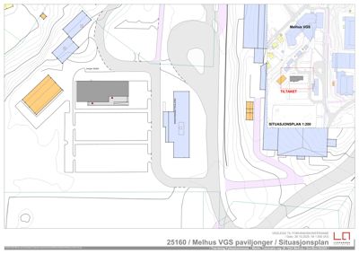 Situasjonsplan som viser bygningenes plassering på tomten, veier, og omgivelsene.