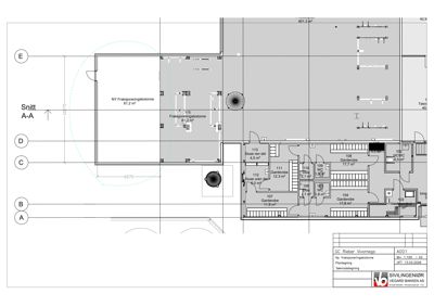 Plantegning som viser romfordeling, arealer og plassering av nye fraksjoneringskolonner i etasje.