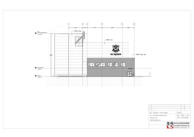 Fasadetegning som viser bygningens utseende fra siden, inkludert vinduer, dører, fasadefarger og høydeangivelser.