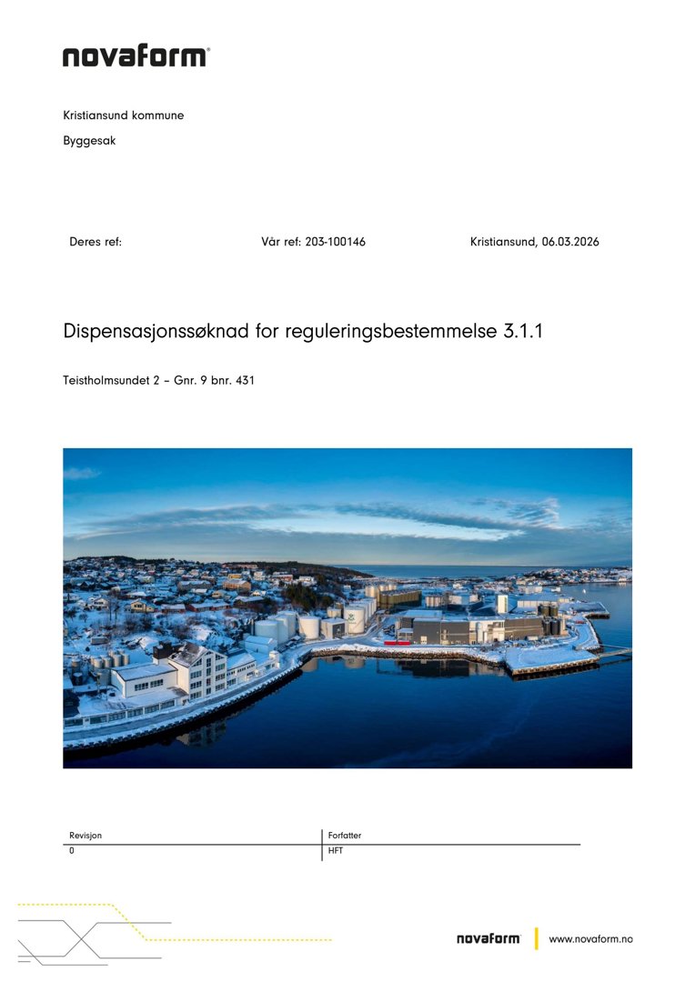 Fotografi av et kystnært område med bygninger og vann, sannsynligvis Teistholmsundet i Kristiansund.