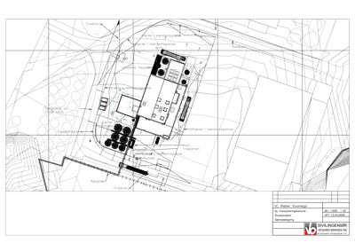 Situasjonsplan som viser bygningens plassering i forhold til eiendomsgrenser, eksisterende og planlagt beplantning, samt terrengforhold.