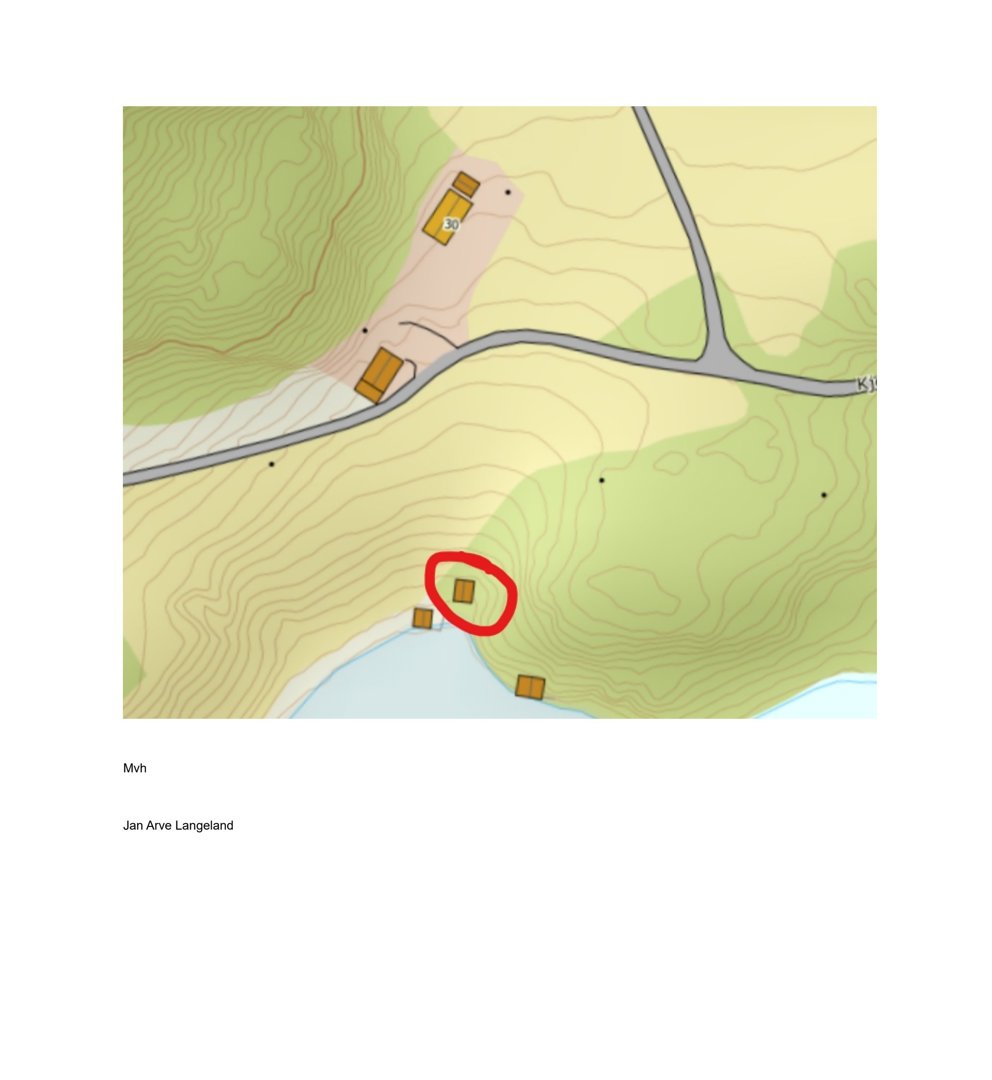 Situasjonsplan som viser topografi (konturlinjer), vei, vann og plassering av flere bygninger på tomten. En bygning er markert med en rød sirkel.