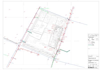 Situasjonsplan som viser tomtens grenser, bygningers plassering, veier og infrastruktur.