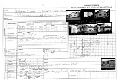 Et fotografi av en bygning (hus) med tilhørende dokumentasjon og skriftlig informasjon.