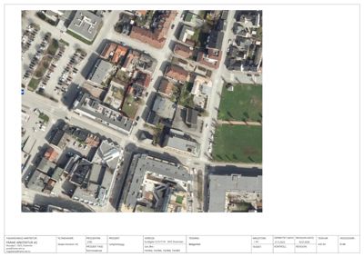 Situasjonsplan som viser tomtens beliggenhet i forhold til nabolaget, med overlag av en rød polygon som markerer byggefeltet.