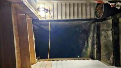 Fotografi av en trapp og en utvendig veggmur, sannsynligvis tatt under eller etter en byggeprosess.