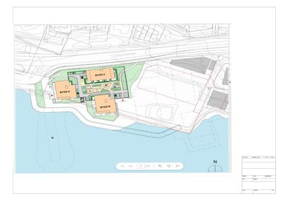 Situasjonsplan som viser plassering av tre bygninger (BYGG A, B og C) i forhold til kystlinjen, vei og nabolag.