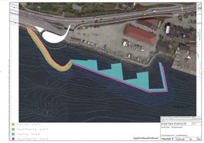 Kart med topografiske kurver som viser terrengform, vannlinjer og en planlagt inngrep (f.eks. plasering av brygge eller kai) med fargekodet informasjon om 'Plastring' og 'Rausa Plastring'.