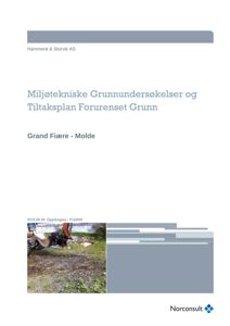 Et fotografi av en byggeplass eller utgravet område med en graverende maskin.