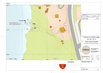 Situasjonsplan som viser tomtens beliggenhet, topografi (konturlinjer), eksisterende og planlagt bebyggelse samt infrastruktur.