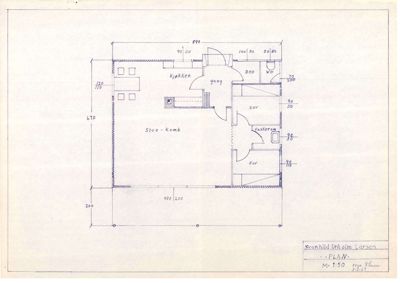 Etasjeplan (1. etasje) som viser romfordeling (stue-komb, kjøkken, soverom, bad) og mål for en bolig.