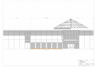 Fasadetegning som viser bygningens utseende sett fra fronten, inkludert vinduer, dører og takform.
