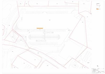 Situasjonsplan som viser bygningens plassering i forhold til tomtegrenser, veier og parkeringsplasser.