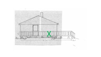 Fasadetegning som viser fronten på en bygning med etasjehøyde, vindu, tak, skorstein og en veranda med trapp.