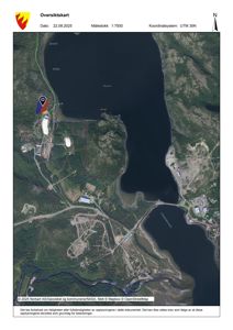 Oversiktskart (satellittbilde) med markerte bygninger og infrastruktur i et kystområde.
