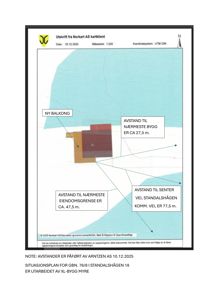 Situasjonsplan som viser eiendomsforhold, avstander til nabolag og vei, samt plassering av ny balkong.
