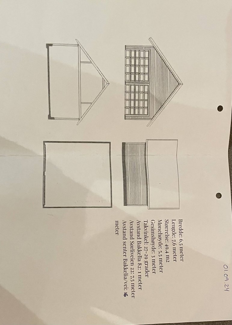Fasadetegning som viser bygningens utseende fra tre vinkler (front, side og bak) med angitte mål og takhøyde.