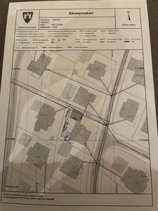 Situasjonskart som viser eiendomsnummer 15/2127 med omgivende tomter, vegnett og kommunale grenser.