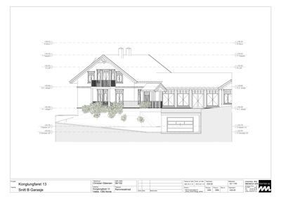 Snittegning av en bolig med garasje, som viser høydeforskjeller og romfordeling.