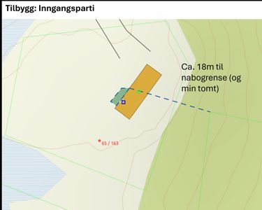 Situasjonsplan som viser et tilbygg (inngangsparti) i forhold til nabogrense og eksisterende bygning.