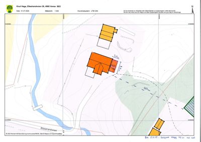 Situasjonsplan som viser tomtens form, terrengforhold (høydekurver), naboeiendom, og plassering av bygninger i forhold til veien Ellestrandveien.