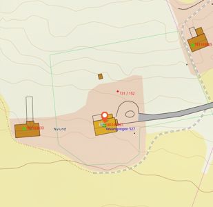 Et digitalt kart som viser et område med topografi (konturlinjer), eiendomsgrenser, veier og plassering av bygninger.