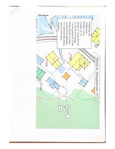 Situasjonsplan som viser tomtens beliggenhet i forhold til nabolag, høydekurver, og detaljer om en planlagt treplatin.