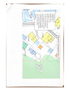 Situasjonsplan som viser tomtens plassering, høydekurver, nabotomter og detaljer om terrengform og treplatin.