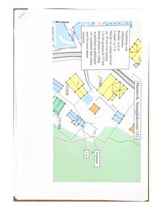 Situasjonsplan som viser tomtens plassering i forhold til nabolag, høydemålinger (77/164, 77/329 osv.), og en tekstboks med informasjon om terrengforhold og planlagt bebyggelse.
