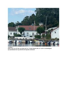 Fotografi av en hvit villa med rødt tak ved vannet, med tekstbeskrivelse under om en ny dør.