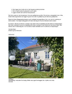 Fotografi av en hvit villa med terrasse, utendørs møbler og hageanlegg.