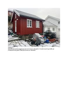 Fotografi av en rød hytte med steinmur, snø og utstyr i forgrunnen.