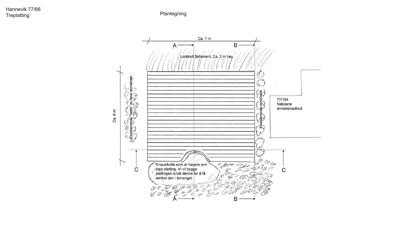 En tegning som viser etasjeplan for en treplatting, med mål og notasjoner om høyde og nabolag.