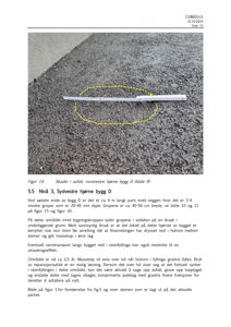 Fotografi som viser skader i asfalt ved nordvestre hjørne av bygg D, med målebånd og gul sirkel som markerer gropen.