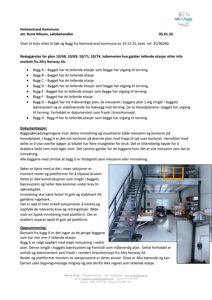 Fotografi av et lagerrom med trapp, plattformer og et bilparkert inne.