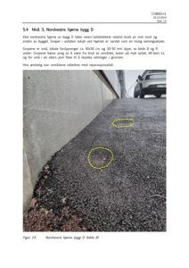 Fotografi av asfaltert overflate ved en bygning (bygg D) med markerte skader (grop) og en bil i bakgrunnen.