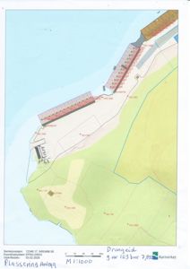 Situasjonsplan som viser tomtens form, høydeforhold (konturlinjer), og plassering av bygninger og anlegg.